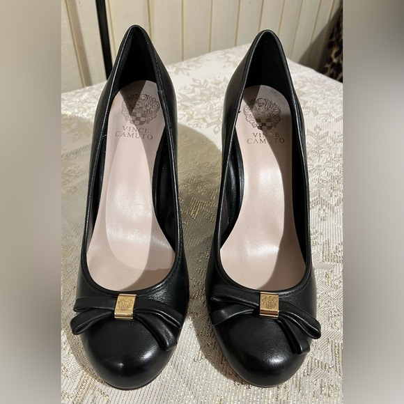 Vince Camuto Shoes - *Excellent Condition Black Vince Camuto Bow Toe Wedge Shoes Heels Sz. 10